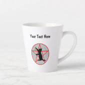 赤いペンタグラムのグレーの円の黒猫スター カフェラテマグ (右)