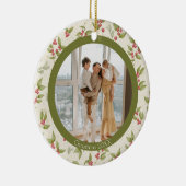 赤いホリエレガントーの果実グリーンフレームファミリーフォト セラミックオーナメント (右)