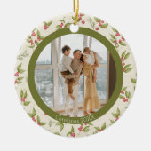 赤いホリエレガントーの果実グリーンフレームファミリーフォト セラミックオーナメント (正面)