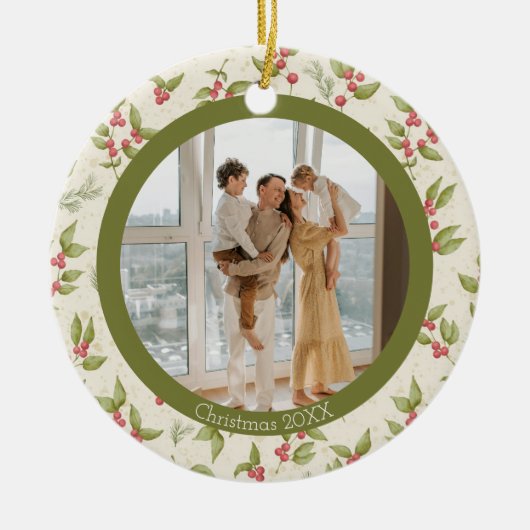 赤いホリエレガントーの果実グリーンフレームファミリーフォト セラミックオーナメント (正面)