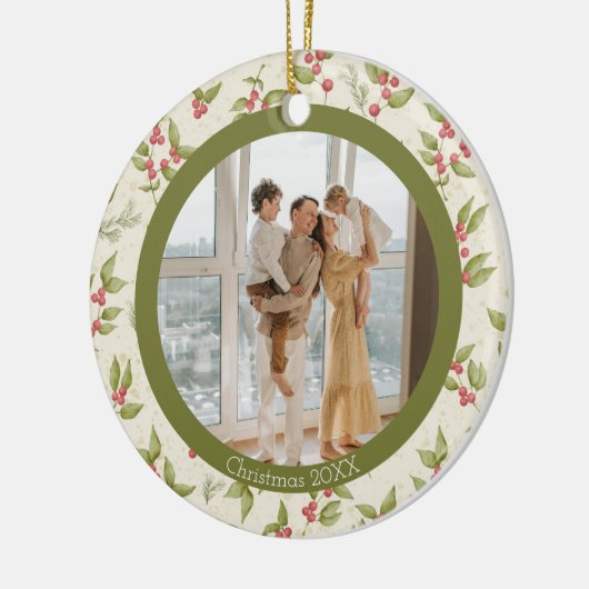 赤いホリエレガントーの果実グリーンフレームファミリーフォト セラミックオーナメント (左)
