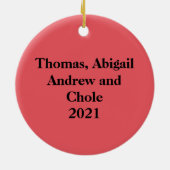 赤いホリパーソナライズされたーの家族の名前クリスマス セラミックオーナメント (裏面)