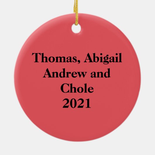 赤いホリパーソナライズされたーの家族の名前クリスマス セラミックオーナメント (裏面)