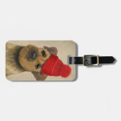 赤いボブ縁どル帽のテリア ラゲッジタグ (正面横)