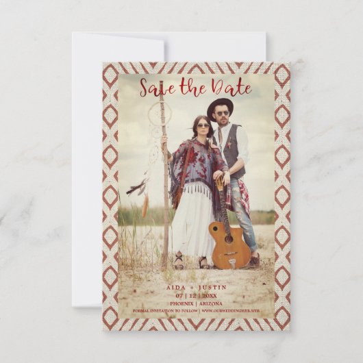 赤いボホ織りの織り物ロマンチックな婚約したカップル セーブザデート (正面)