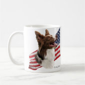 赤いボーダーコリーの頭部および旗 コーヒーマグカップ (左)