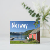 赤いボートハウスを持つノルウェーのフィヨルドビュー ポストカード (スタンド正面)