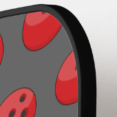 赤いボーリングボールパターン ピックルボールラケット (左詳細)