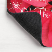 赤いポインセチアによっては雪の薄片のクリスマスが開花します マウスパッド (コーナー)