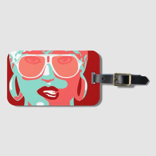 赤いポップ・アートの唇をかむ白いサングラスのアートウーマン ラゲッジタグ (正面横)