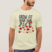 赤いポピー 自分のペースで成長する フラワーアート Tシャツ (正面)
