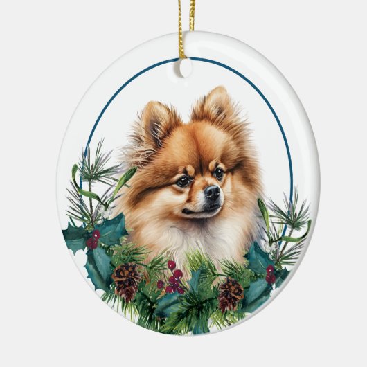 赤いポメラニアンの犬の常緑の実のリース セラミックオーナメント (左)