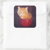 赤いマグカップのオレンジ色の子猫 スクエアシール (バッグ)
