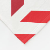 赤いマルーンのジグザグストライプ模様 フリースブランケット (角)