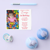 赤いミニマルな写真の女の子1歳の誕生日招待状 チラシ (シングル)