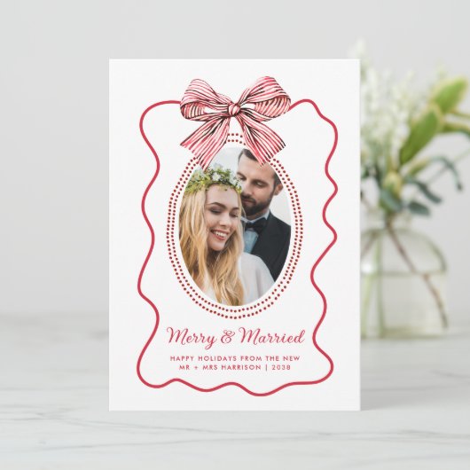 赤いメリー波状のフレームの弓フォトクリスマス シーズンカード (スタンド正面)