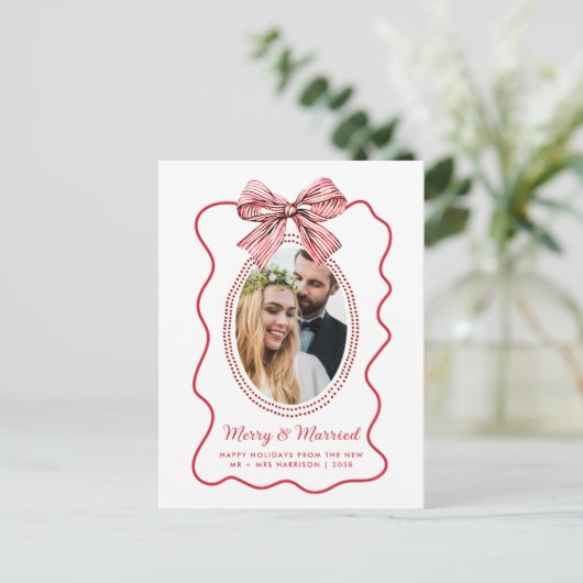 赤いメリー波状のフレームの弓フォトクリスマス シーズンポストカード (スタンド正面)
