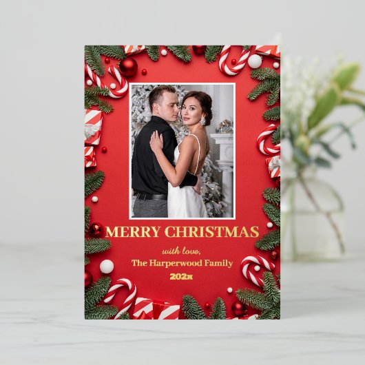 赤いモダンエレガントリースのクリスマスファミリー写真 箔シーズンカード (立ち正面)