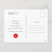 赤いモダンクリスマスオーナメントと緑の松 シーズンポストカード (裏面)