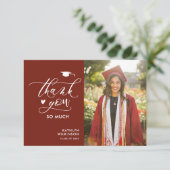 赤いモダンスクリプエレガントト写真のシンプル卒業 サンキューカード (スタンド正面)