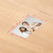 赤いモダンスクリプトハッピーバレンタインデー写真 アクリル招待状 (レイダウン)