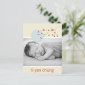 赤いモダンネスティングバードファミリーシンプルフォト誕生 案内ポストカード (スタンド正面)