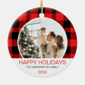 赤いモダンバッファロープレイドクリスマスファミリー写真 セラミックオーナメント (裏面)