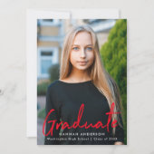 赤いモダンブラシスクリプト写真の卒業 案内状 (正面)
