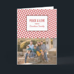 赤いモダン三角形のホリデーフォトカード シーズンカード<br><div class="desc">とスタイリッシュトレンディーモダン三角形の休日の写真あいさつシンプルきカードの三角形のパターンの背景赤と白。この写真エレガントカードとモダンは簡単に自分の家族の写真とカスタマイズクリスマスのあいさつパーソナライズされたきと一緒に行うことができる。のItでカスタマイズオプシクリックョンをカスタマイズ見つける。写真© Storytree Studios,  Stanford,  CA</div>