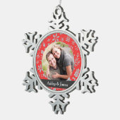 赤いモダン休日の紅葉カップルの写真 スノーフレークピューターオーナメント (右)