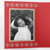 赤いモダン雪素朴片コラージュ5枚の写真 三つ折りクリスマスカード (内部最初)