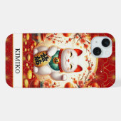 赤いモノグラムの金の硬貨を持つ幸運の猫 iPhoneケース (裏面横)