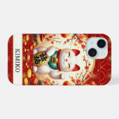 赤いモノグラムの金の硬貨を持つ幸運の猫 iPhone 15ケース (裏面横)