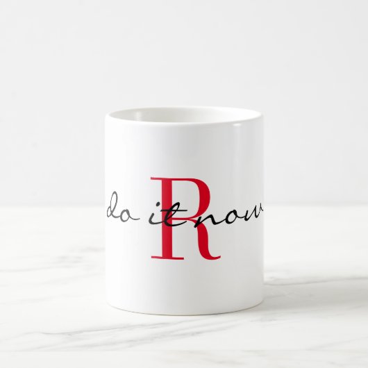 赤いモノグラムイニシャル「do it now」デザイン 11oz コーヒーマグカップ (中央)