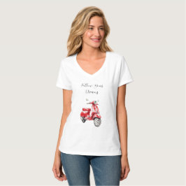 赤いモペットが夢を追う Tシャツ