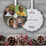 赤いヤドリギ白モノグラム写真コラージュ家族 オーナメントカード<br><div class="desc">4つの家族のパーソナライズされた写真を持つ家族のクリスマスオーナメント、あなたのイニシャル、家族の名前と年。4枚の家族の写真で印刷されたクリスマスの飾りのまわりにあなたのイニシャル。</div>