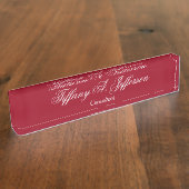 赤いユニークカーマイン文字のクラシカル手書き デスクネームプレート (側面)