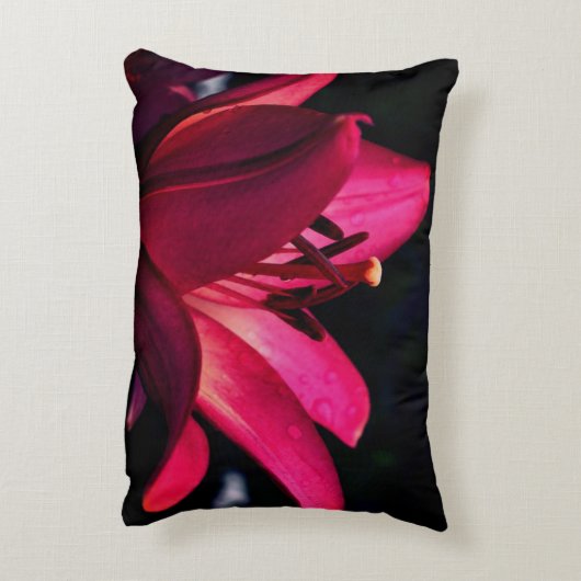 赤いユリの花をクローズアップ アクセントクッション (裏面(縦))
