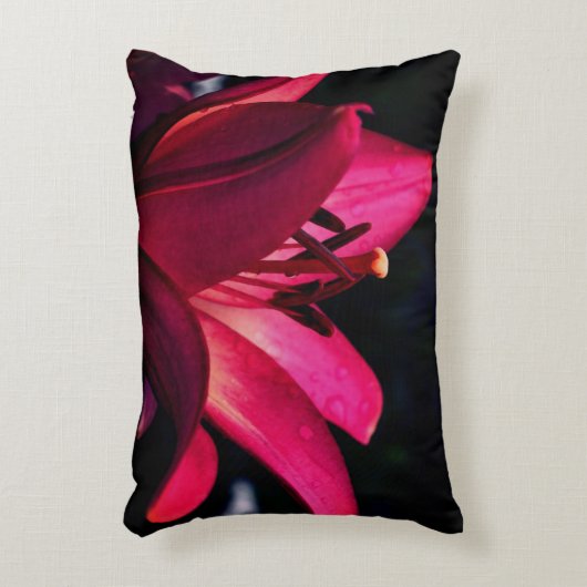 赤いユリの花をクローズアップ アクセントクッション (正面(垂直))