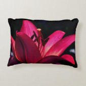 赤いユリの花をクローズアップ アクセントクッション (裏面)