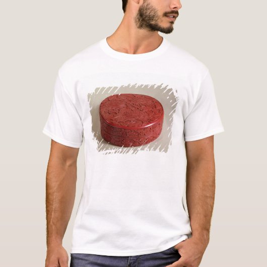 赤いラッカー箱はシャクヤク1426-27年と飾りました Tシャツ (正面)