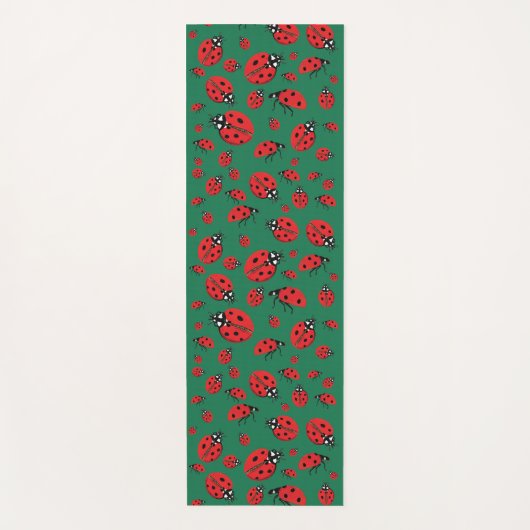 赤いラディバグの多くのラッキーパターングリーン ヨガマット (正面)