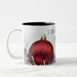 赤いラメ入りクリスマスボールとインスピレーションの引用 ツートーンマグカップ