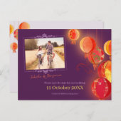 赤いランタン紫結婚の写真日付を保存 案内ポストカード (正面/裏面)