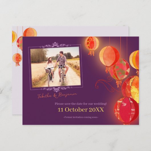 赤いランタン紫結婚の写真日付を保存 案内ポストカード (正面/裏面)