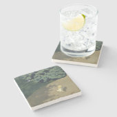 赤いランニングボールの後の少女の少女（幼少期） ストーンコースター (横)