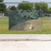 赤いランニングボールの後の少女の少女（幼少期） 横断幕 (インサイチュ)