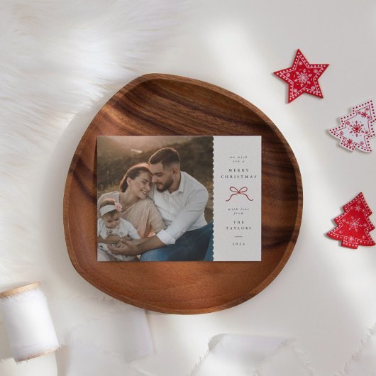 赤いリボンが付いた、レースのような縁取りの写真用ホリデーカード シーズンカード