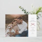 赤いリボンが付いた、レースのような縁取りの写真用ホリデーカード シーズンカード (スタンド正面)