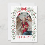 赤いリボンのグリーンアーチのクリスマス写真カード 信じています シーズンカード (正面)